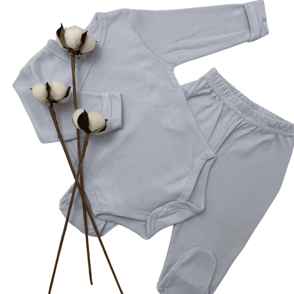 חליפה לתינוק הכוללת בגד גוף מעטפת ורגליות לתינוק בצבע תכלת