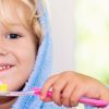 ילד קטן עם מברשת שיניים ומשחת שיניים